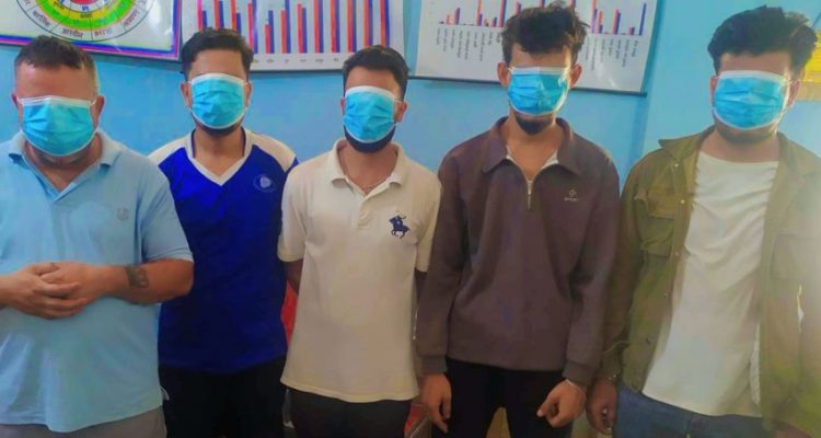 अत्तरियाको एक होटलबाट लागुऔषधसहित ५ जना युवक पक्राउ